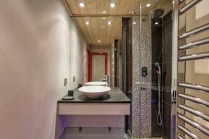 SĂšche-cheveux, serviettes fournies, papier toilette