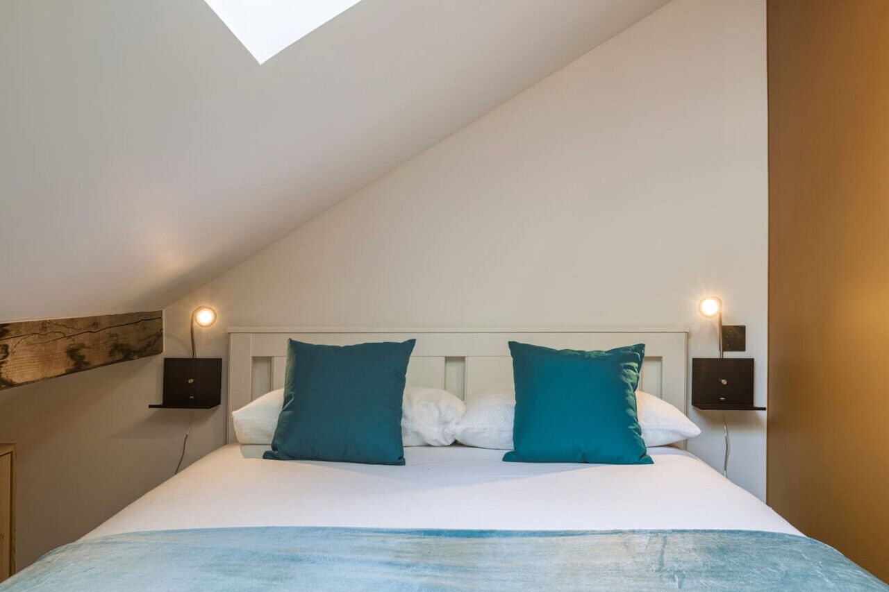 2 bedrooms, desk, WiFi, bed sheets