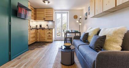 Chic 2 bedroom apartment in city center | next to Train Station