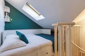 2 bedrooms, desk, WiFi, bed sheets