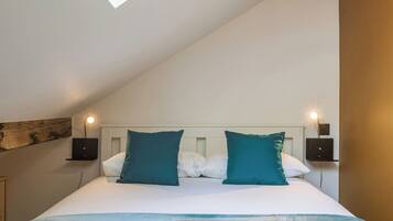 2 bedrooms, desk, WiFi, bed sheets