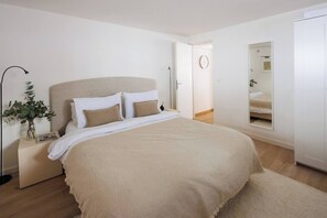 5 chambres, bureau, fer et planche à repasser, lit de bébé portatif