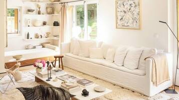 Smart-tv, een open haard en een stereo