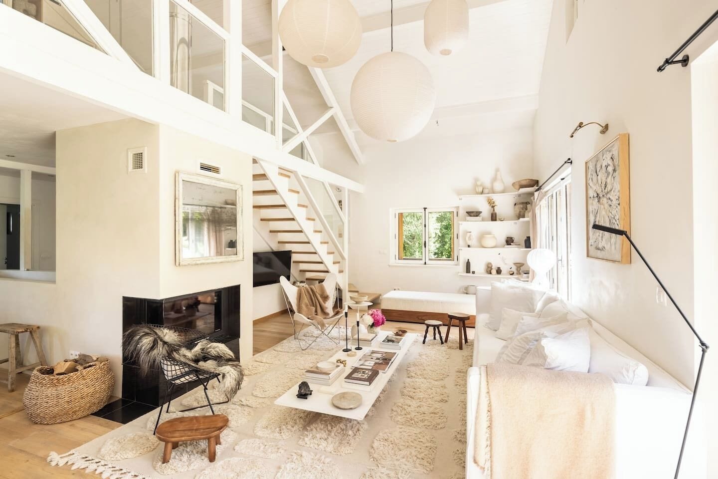 Smart-tv, een open haard en een stereo