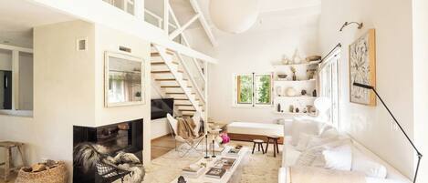 Smart-tv, een open haard en een stereo