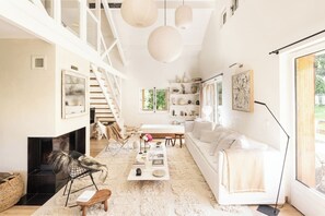 Smart TV, fireplace, stereo