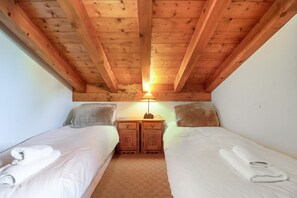 2 bedrooms, travel cot, WiFi, bed sheets