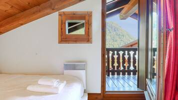 2 bedrooms, travel crib, WiFi, bed sheets