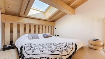 3 bedrooms, desk, free WiFi, bed sheets