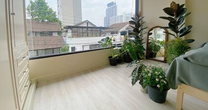 In the heart of Bangkok, 5 mins to the most popular bar / restaurant in the city