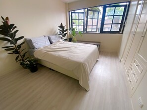 5 bedrooms, free WiFi, bed sheets - In the heart of Bangkok, 5 mins to the most popular bar / restaurant in the city (Krung Thep Maha Nakhon)