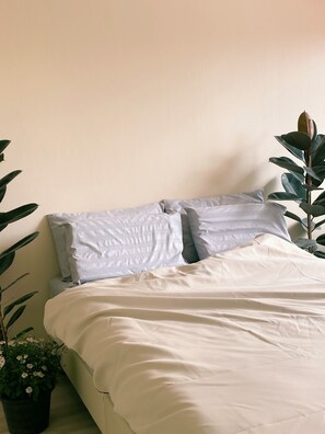 5 bedrooms, free WiFi, bed sheets - In the heart of Bangkok, 5 mins to the most popular bar / restaurant in the city (Krung Thep Maha Nakhon)