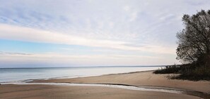 Chaises longues, serviettes de plage