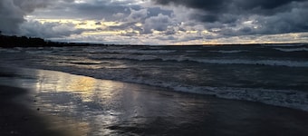 Beautiful cozy cottage, few steps to a sandy semi-private beach,