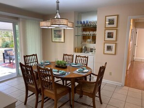 Dining - Dogs love the fenced backyard - 15 mins to Downtown (Savannah)