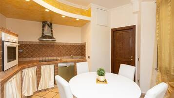 Réfrigérateur, micro-ondes, plaque de cuisson, cafetiÚre/bouilloire