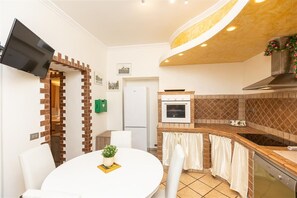 Réfrigérateur, micro-ondes, plaque de cuisson, cafetière/bouilloire