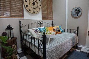 1 bedroom, bed sheets