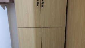 Un armario de madera con cuatro puertas y dos tiradores.