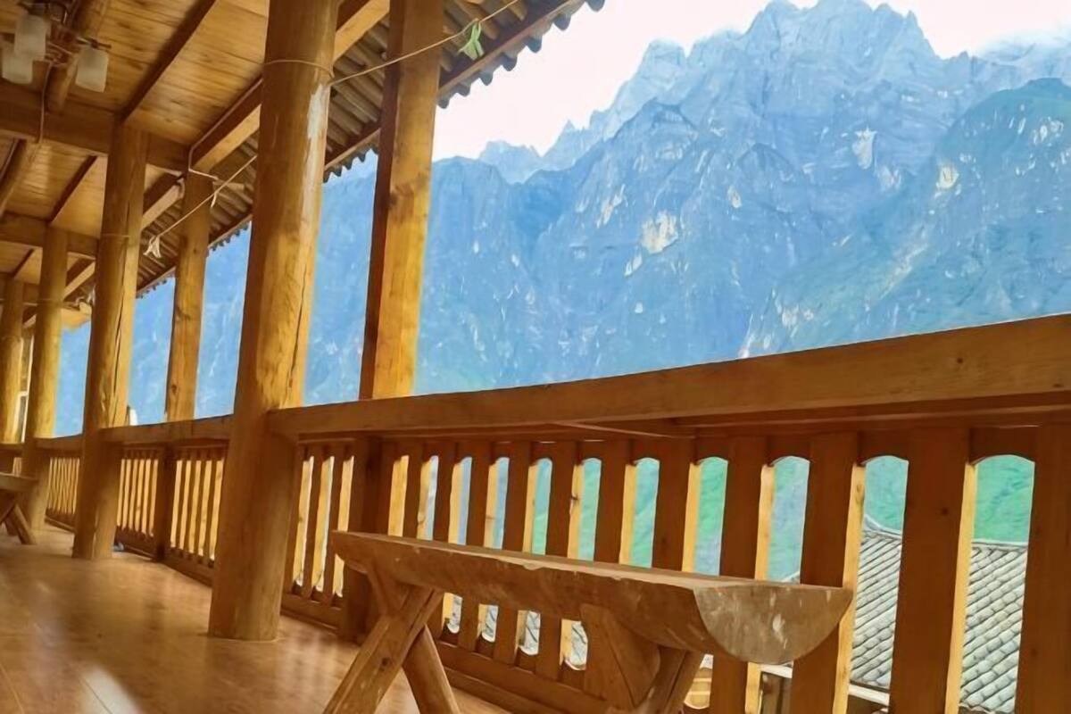 Interior de madera con vistas a montañas.