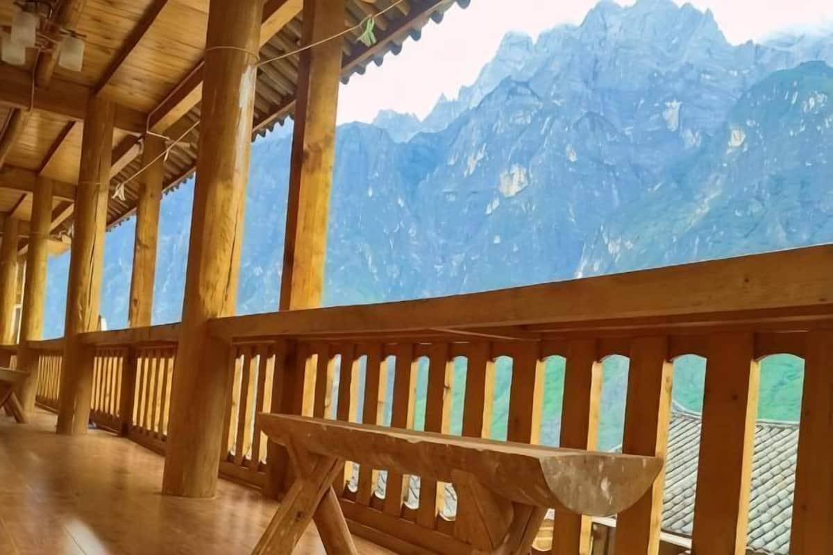 Un intérieur en bois avec vue sur les montagnes.