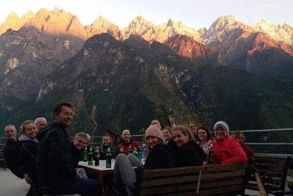 Outdoor dining - Tiger Leaping Gorge Tea-Horse Guesthouse (Shangri-La)