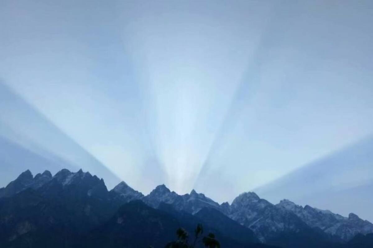 Una cordillera con cielo despejado.
