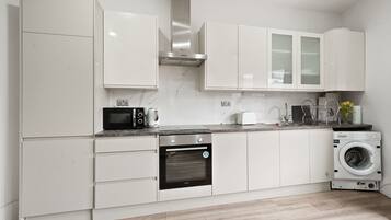 Fridge, oven, stovetop, electric kettle