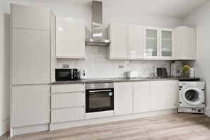 Fridge, oven, stovetop, electric kettle - 3 bed Penthouse Harrow centre (Harrow)