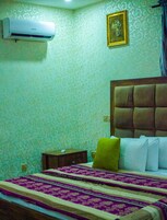 Escritorio, espacio para trabajar con laptop y wifi gratis 