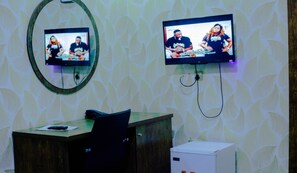 Royal Room | Desk, laptop workspace, free WiFi, bed sheets - RONKIBOG CRYSTAL HOTEL & SUITES (Ado Ekiti)