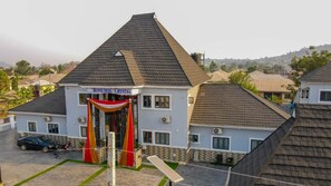 Front of property - RONKIBOG CRYSTAL HOTEL & SUITES (Ado Ekiti)