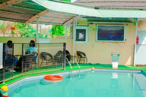 Outdoor pool - RONKIBOG CRYSTAL HOTEL & SUITES (Ado Ekiti)