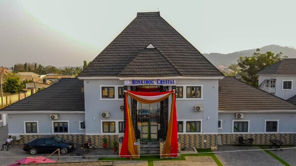 Front of property - RONKIBOG CRYSTAL HOTEL & SUITES (Ado Ekiti)