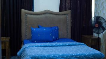 Kamar Royal | Meja kerja, ruang kerja ramah laptop, Wi-Fi gratis, dan seprai linen