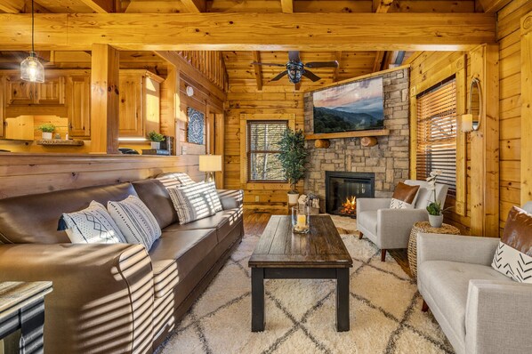 Smart TV, chimenea, futbolito y libros 