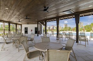 Outdoor dining - Beach Cottage in Orange Beach! Beautiful views and great location (Orange Beach)