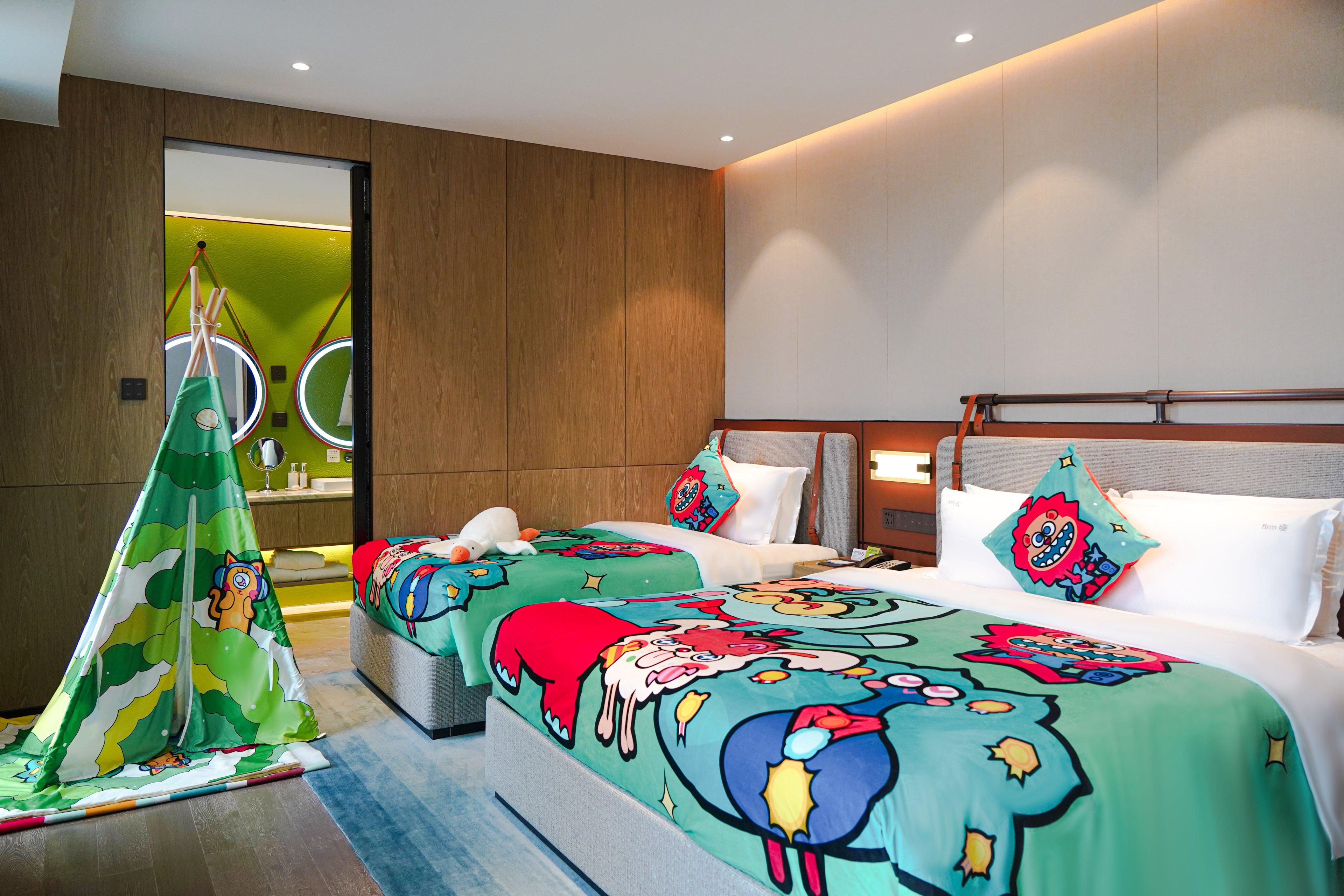 Habitación de hotel con dos camas, una tienda de campaña y un espejo grande.