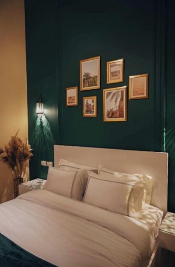 1 bedroom, desk, WiFi