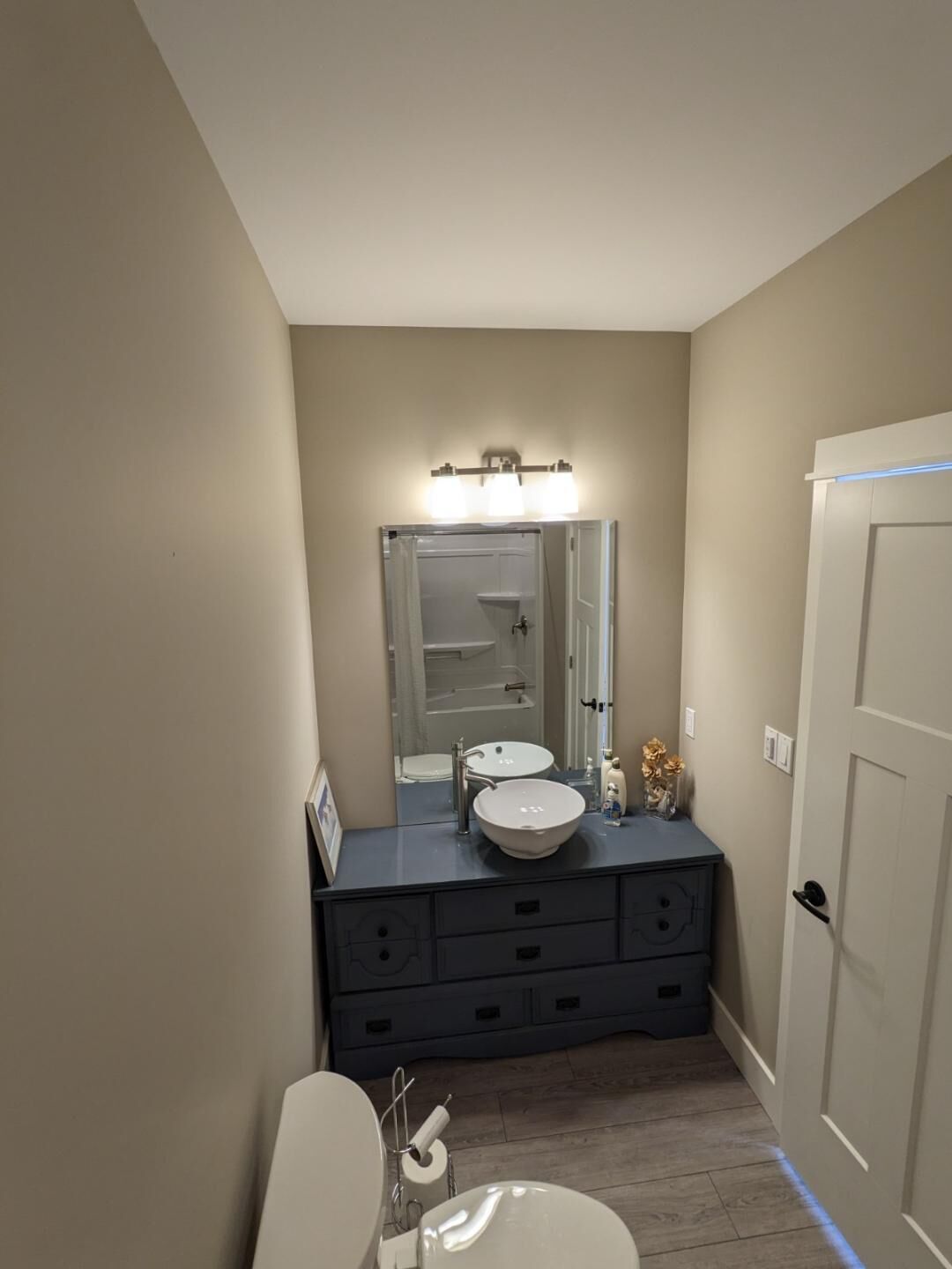 Serviettes fournies, savon, shampoing, papier toilette