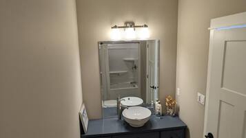 Serviettes fournies, savon, shampoing, papier toilette