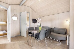 Deluxe Cabin | Living area - First Camp Lakolk strand- Römö (Rømø)