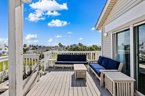 Terrace/patio - Pirates Beach with Heated Pool, Hot Tub, Firepit & Outdoor Games (Galveston)