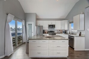 Fridge, microwave, oven, stovetop - Pool & Hot Tub | Yard | Pets (Galveston)