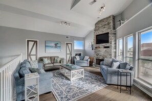 Smart TV, fireplace, stereo - Pool & Hot Tub | Yard | Pets (Galveston)