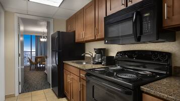 Suite | Private kitchen | Fridge, microwave, oven, stovetop