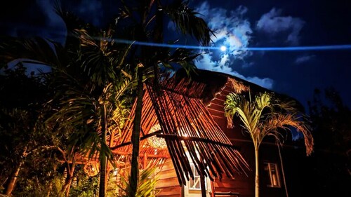 TreeHouse EcoChic/3 min walk beach/Wifi/AC/kitchen/King Size Bed