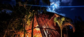 TreeHouse EcoChic/3 min walk beach/Wifi/AC/kitchen/King Size Bed