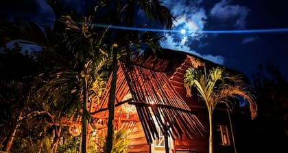 TreeHouse EcoChic/3 min walk beach/Wifi/AC/kitchen/King Size Bed