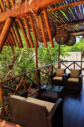 Terrace/patio - TreeHouse EcoChic/3 min walk beach/Wifi/AC/kitchen/King Size Bed (Isla Holbox)